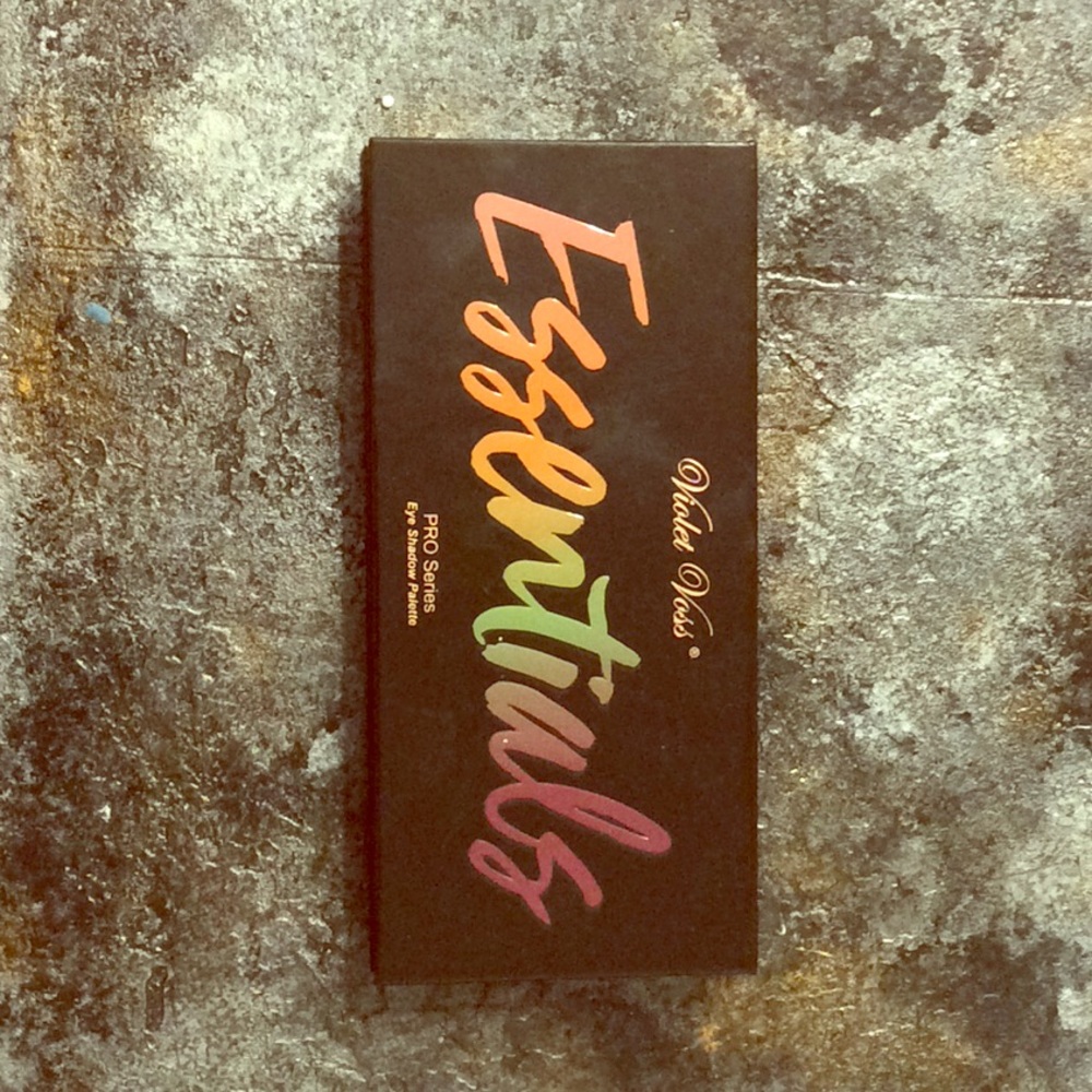 ESSENTIALS eyeshadow pallete